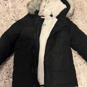 Like new boys Abercrombie coat worn 6x Sherpa lined fur hood